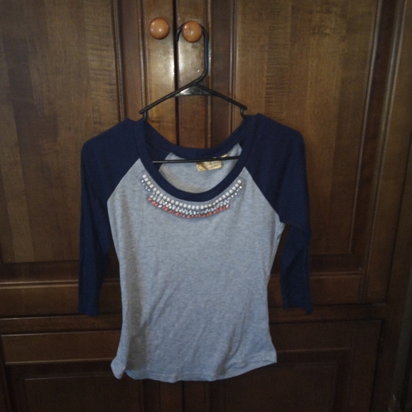A blouse - Picture 1 of 2